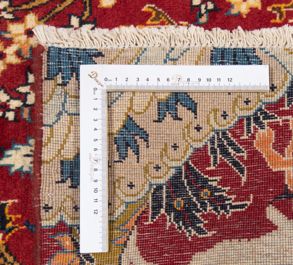 Tapis Persan Mahal Ancien En Laine Vieilli Avec Motifs Floraux Sur Un Terrain Rouge
